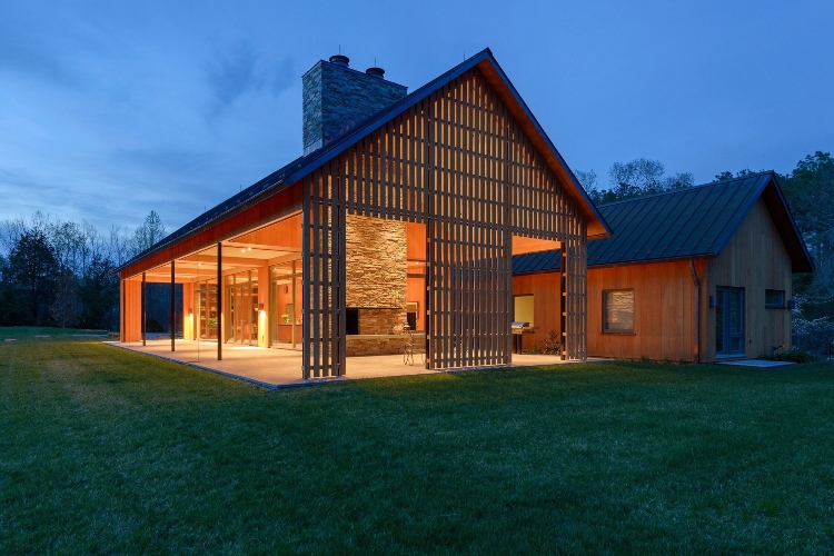 Kuća na kraju polja ima jednostavnu geometrijsku strukturu nalik štali